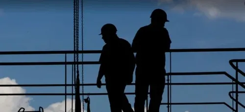 Un homme découvre que son collègue de travail est en réalité son...