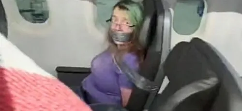Une passagère incontrôlable scotchée à son siège après avoir tenté...