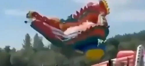 Un château gonflable s'envole à dix mètres dans les airs avec des...