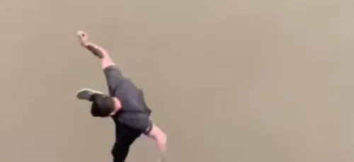 Coincé dans les bouchons, il saute d'un pont de 30 mètres de haut...