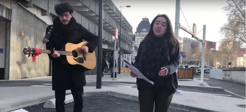 Une Américaine compose une chanson très drôle sur les grèves SNCF...
