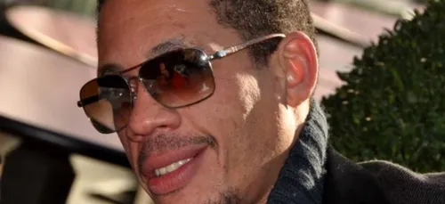 JoeyStarr s’affiche au lit avec Karine Le Marchand (photo)