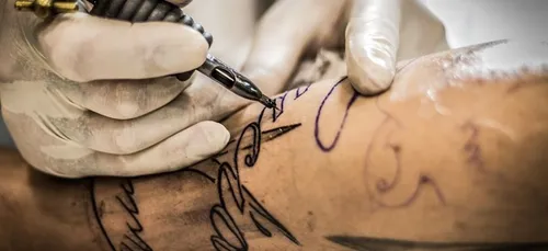 La nouvelle tendance des tatouages sonores (Vidéo)