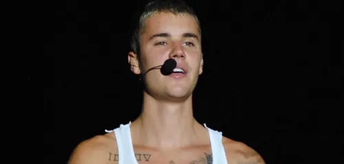 Justin Bieber renverse un photographe en sortant d’une église !...