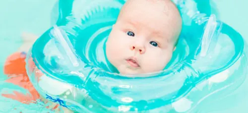 Bouée de cou : la nouvelle mode à éviter pour baigner bébé !