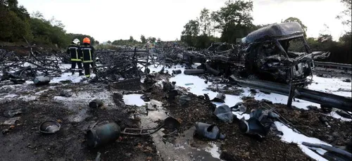 Spectaculaires explosions, suite à l’incendie d’un camion...