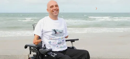 Amputé des quatre membres, un contrôleur SNCF lui réclame sa carte...