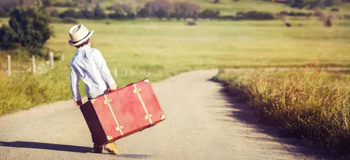 Plutôt que d’écrire sa punition, il préfère fuguer en chaussettes