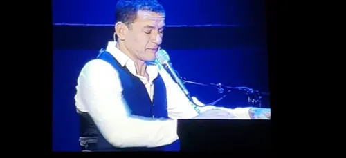 Sur scène, en pleurs, Dany Boon parle de son ami Johnny Hallyday