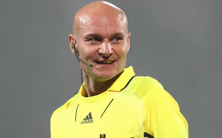 Tony Chapron: l'arbitre de Ligue 1 suspendu pour avoir taclé un joueur