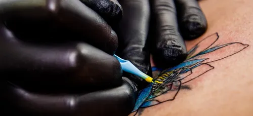 Niort : elle se met nue chez le tatoueur sans raison et s'échappe