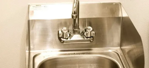 Un voleur de cuivre provoque un dégât des eaux en volant un évier