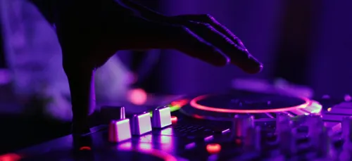 « DJ Merguez », condamné pour avoir arnaqué des clients lors de...