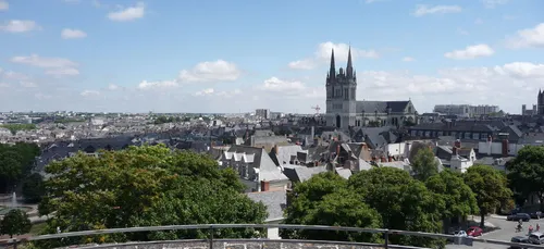 Angers : un homme chute du deuxième étage d’un bâtiment