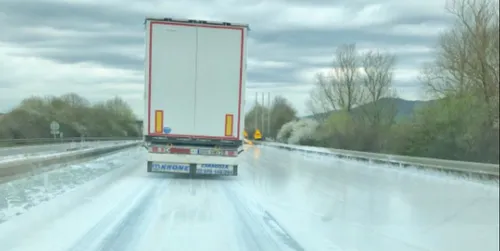Un camion perd 24 tonnes de peinture blanche sur l'autoroute