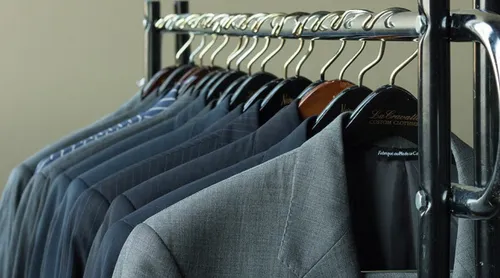 Les vêtements du Président Chirac pour une association d'aide aux...