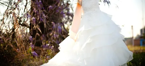 Elle obtient l'annulation du mariage car il ne souriait pas sur les...