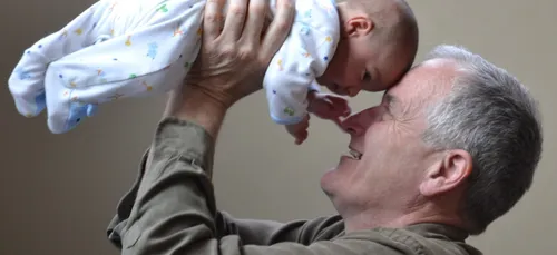 Garder ses petits-enfants augmenterait l’espérance de vie des...