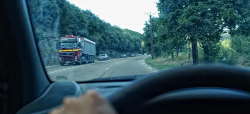 Cognac : il grille un stop et téléphone au volant