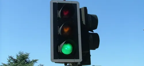 Le feu tricolore solaire s'arrête faute de soleil !