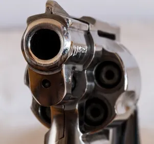 Énervé après une suspension de permis, il revient armé au commissariat