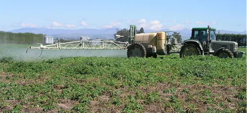 Deux-Sèvres : un pulvérisateur agricole se déverse accidentellement