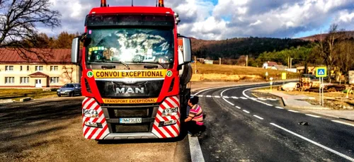 Angoulême : un convoi exceptionnel se couche sur la route