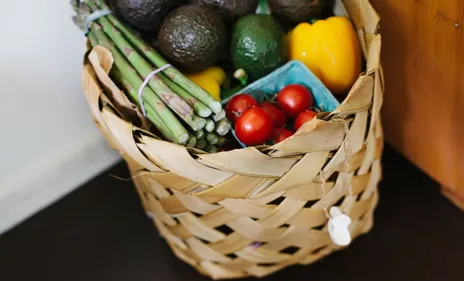 Ils apportent un panier garni à un prisonnier en escaladant la prison