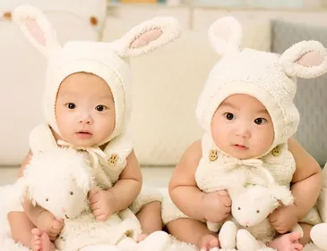 Elle découvre qu'elle a une soeur jumelle en regardant un film !