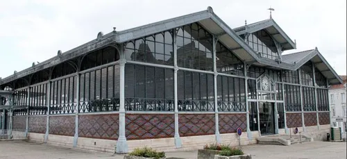 Angoulême : Un livreur perd le contrôle de son camion aux halles