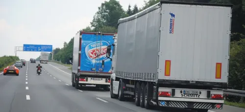 Charente : Un routier regardait la télé en conduisant !