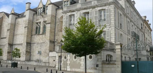 Bourges : Il écope d’un an de prison pour insultes racistes et...