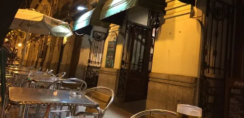 Saintes : la terrasse d’un bar disparaît puis réapparaît !