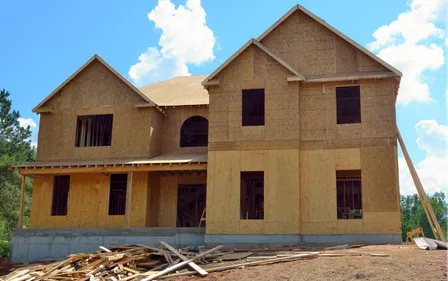 Il construit sa propre maison en volant des matériaux sur les...