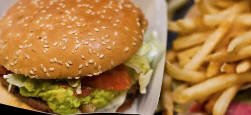 Cognac : il menace un manager parce que son hamburger contient des...