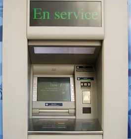 Angers : sans argent sur son compte, elle incendie le distributeur