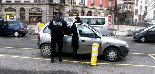 Avrillé : il montre du cannabis aux gendarmes en sortant son permis