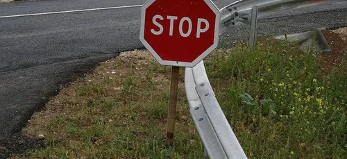 Charente : qui s’est amusé à démonter les panneaux ?