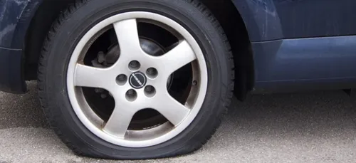 Angers : après avoir creuvé, ils volent un pneu pour repartir