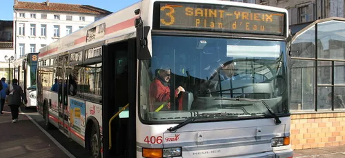 Charente : un homme casse une vitre de bus à la hache