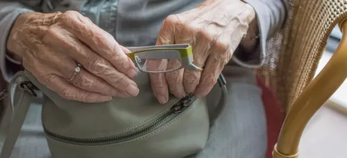 Orléans : des enfants volent le sac d’une femme en pleine rue
