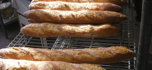 Deux-Sèvres : le boulanger en colère manifeste devant la banque