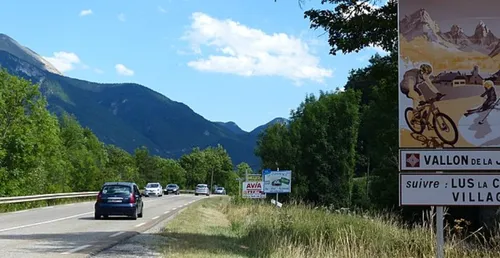 Fini les panneaux indiquant les petits commerces en bord de route !