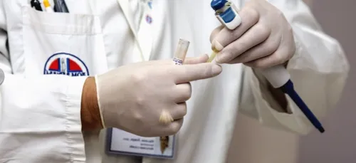 Angoulême : il frappe les policiers et crache sur un médecin