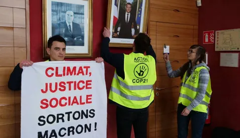 Loiret : des militants dérobent le portrait d’Emmanuel Macron dans...