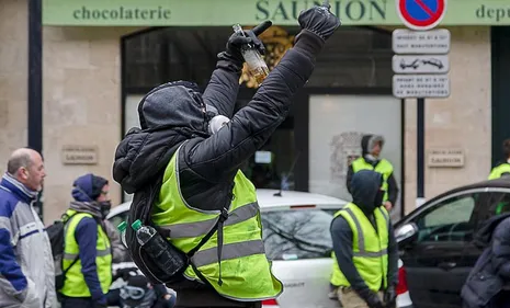 Loiret : cinq gilets jaunes arrêtés après avoir pillé des magasins...