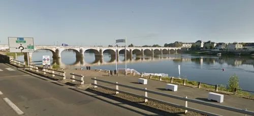 Un bateau-bar est amarré à Saumur !