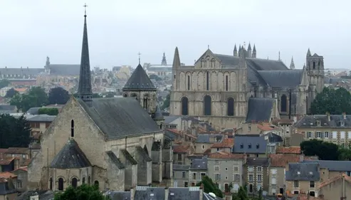 Poitiers : croix gammée et tags insultants découverts dans la ville...