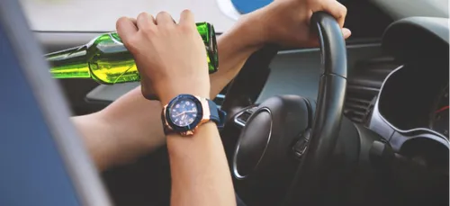 Alcoolisé, il apprend à conduire à son ami éméché sur l'autoroute