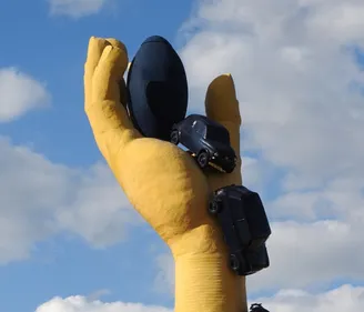 La main jaune du rond-point de Châtellerault entièrement démontée